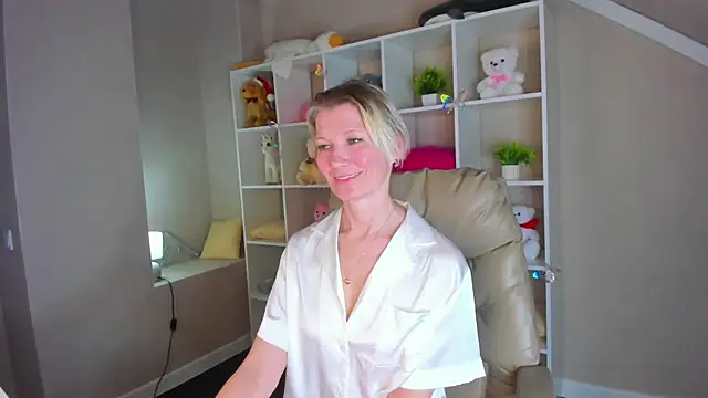 Julie Lucas online show from March 2026 02:40:01 AM