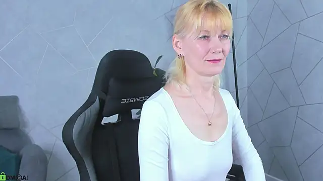 Julie Lucas online show from April 2026 12:39:01 AM