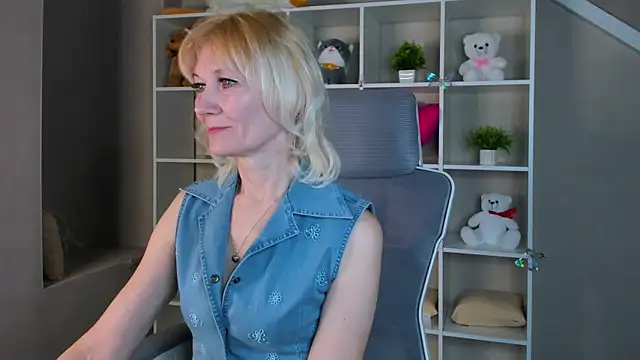 Julie Lucas online show from April 2026 12:39:01 AM