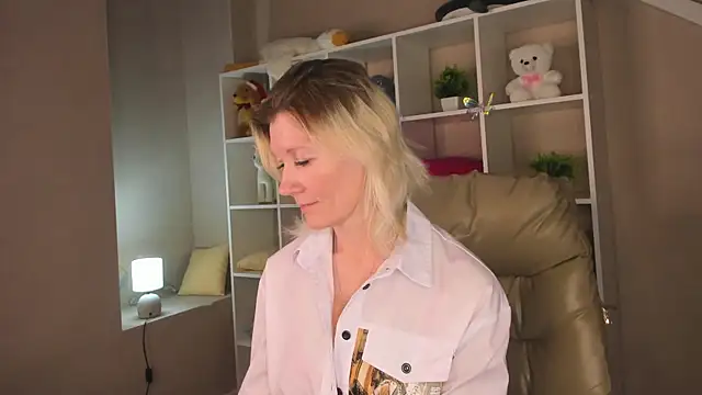 Snapshot of Julie_Lucas chatting on March 2026 03:07:01 AM Julie Lucas online show from March 2026 03:07:01 AM