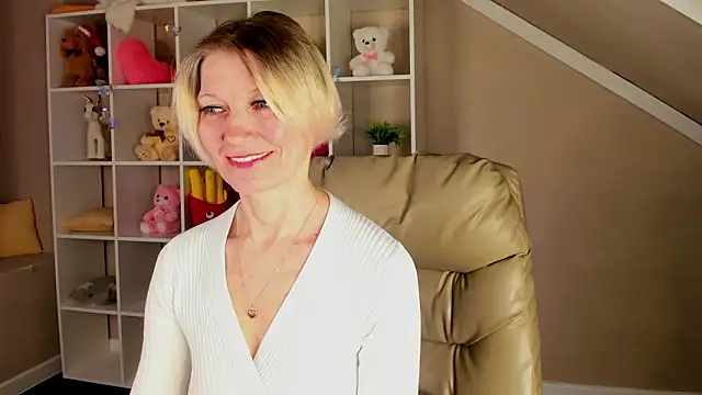 Julie Lucas online show from March 2026 12:48:02 AM