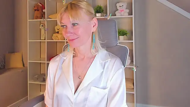 Julie Lucas online show from April 2026 12:38:01 AM