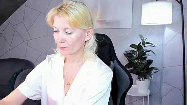 Julie Lucas online show from June 2026 12:04:02 AM