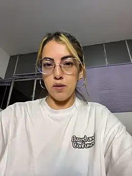 Snapshot of Paulinaa_bella chatting on February 2026 12:32:01 AM Paulinaa bella online show from February 2026 12:32:01 AM