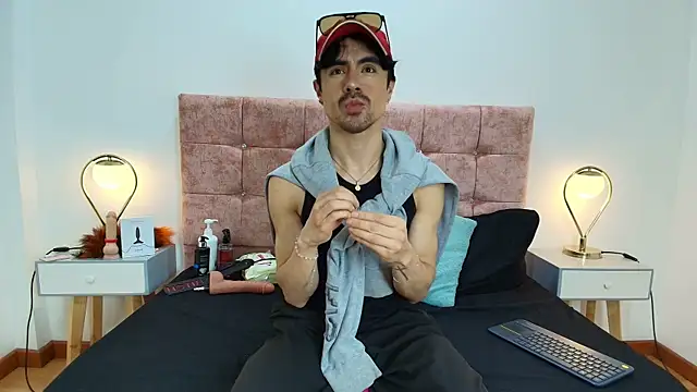 Ethan Briggs  online show from April 2026 08:00:01 PM