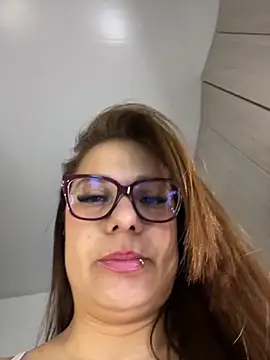 Snapshot of Pretty__Milf chatting on June 2026 02:49:02 PM Pretty Milf online show from June 2026 02:49:02 PM
