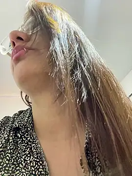 Snapshot of Pretty__Milf chatting on July 2026 12:56:01 PM Pretty Milf online show from July 2026 12:56:01 PM
