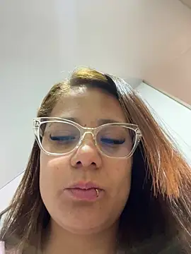 Snapshot of Pretty__Milf chatting on June 2026 02:33:01 PM Pretty Milf online show from June 2026 02:33:01 PM
