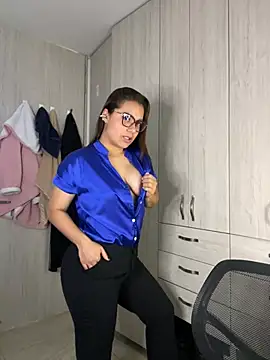 Snapshot of Pretty__Milf chatting on June 2026 01:16:02 PM Pretty Milf online show from June 2026 01:16:02 PM