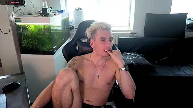 Rayzel White online show from May 2026 04:50:02 PM