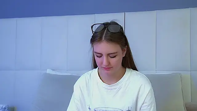 Snapshot of SofiaSarvain chatting on February 2026 06:31:02 AM SofiaSarvain online show from February 2026 06:31:02 AM