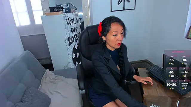 Snapshot of loretta_fraser chatting on June 2026 12:43:01 PM loretta fraser online show from June 2026 12:43:01 PM