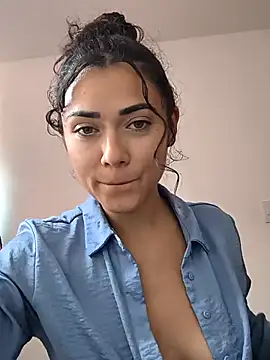 Snapshot of Freyarosse chatting on February 2026 08:19:02 PM Freyarosse online show from February 2026 08:19:02 PM