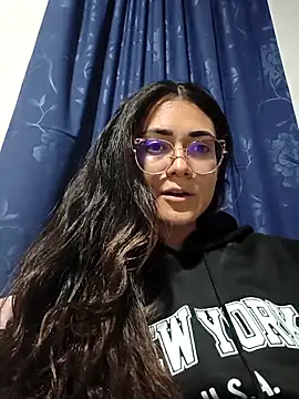 Snapshot of Freyarosse chatting on February 2026 03:40:01 AM Freyarosse online show from February 2026 03:40:01 AM