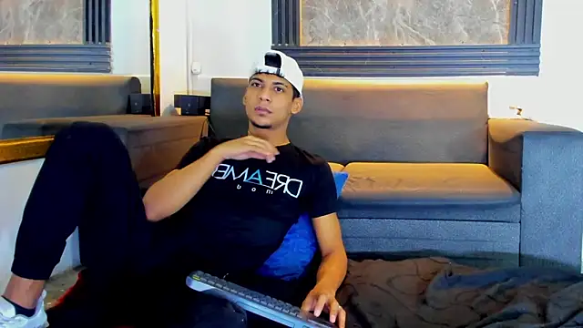 ALEX KEITH26 online show from February 2026 12:33:01 PM