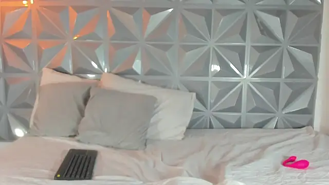 Snapshot of Emmy_lander1 chatting on June 2026 09:05:01 PM Emmy lander1 online show from June 2026 09:05:01 PM