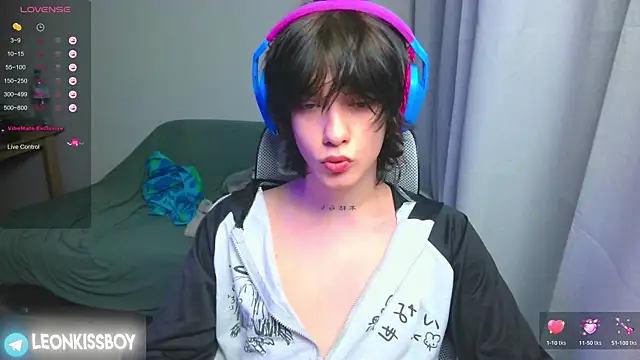 LeonBoykisser online show from April 2026 07:48:01 PM