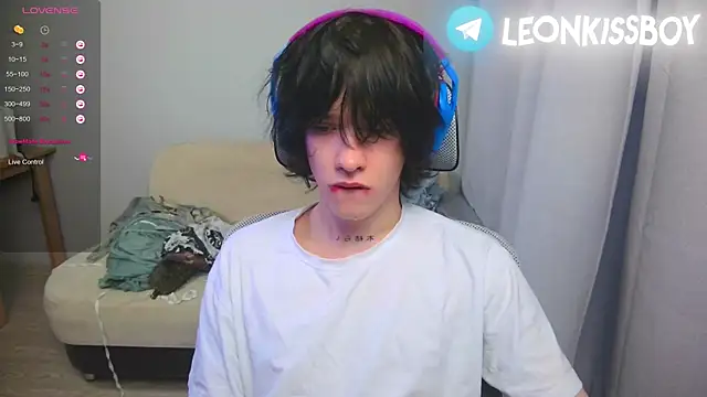 LeonBoykisser online show from April 2026 12:50:02 AM