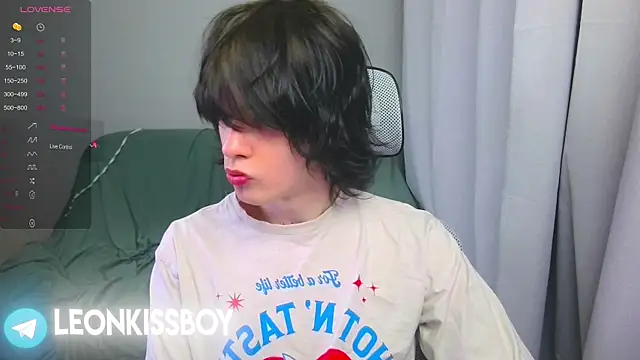 LeonBoykisser online show from April 2026 07:10:02 PM