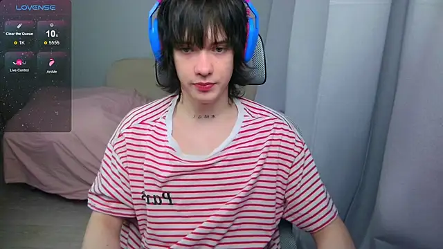 LeonBoykisser online show from May 2026 01:07:01 PM