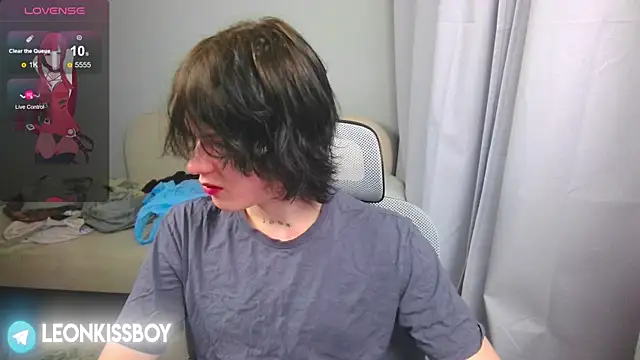 LeonBoykisser online show from April 2026 09:52:01 PM