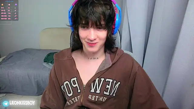 Snapshot of LeonBoykisser chatting on June 2026 06:49:01 PM LeonBoykisser online show from June 2026 06:49:01 PM