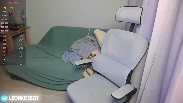 LeonBoykisser online show from April 2026 08:32:02 PM