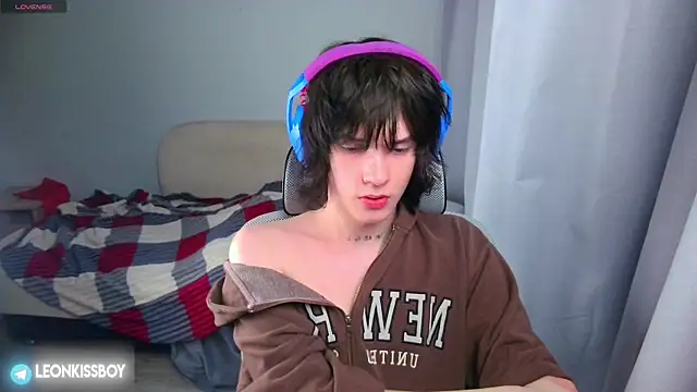 Snapshot of LeonBoykisser chatting on June 2026 10:05:02 AM LeonBoykisser online show from June 2026 10:05:02 AM
