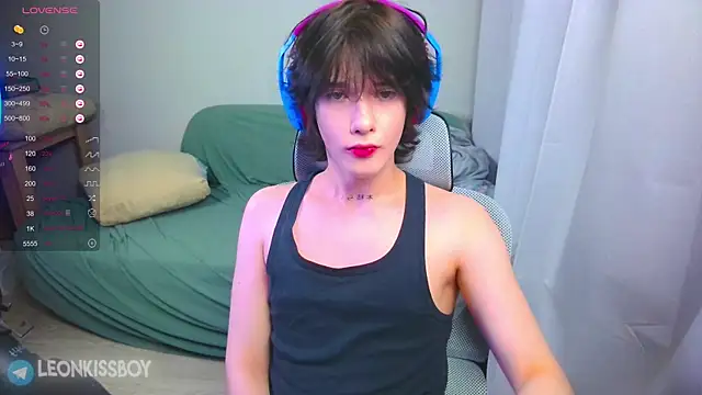 LeonBoykisser online show from April 2026 02:45:02 PM