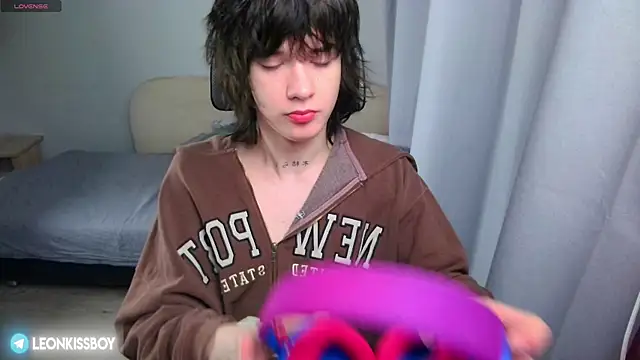 Snapshot of LeonBoykisser chatting on June 2026 12:12:02 AM LeonBoykisser online show from June 2026 12:12:02 AM