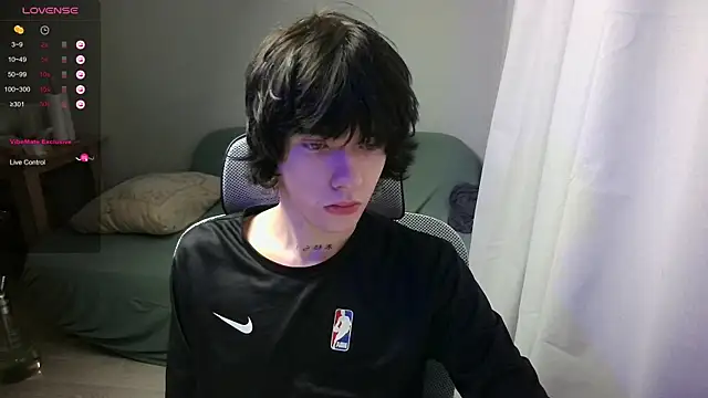 LeonBoykisser online show from February 2026 10:04:01 AM