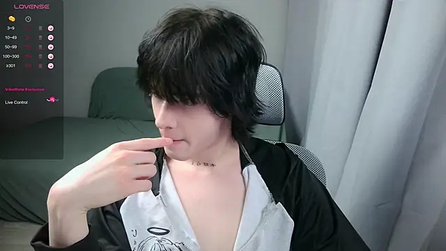 LeonBoykisser online show from February 2026 10:40:01 PM