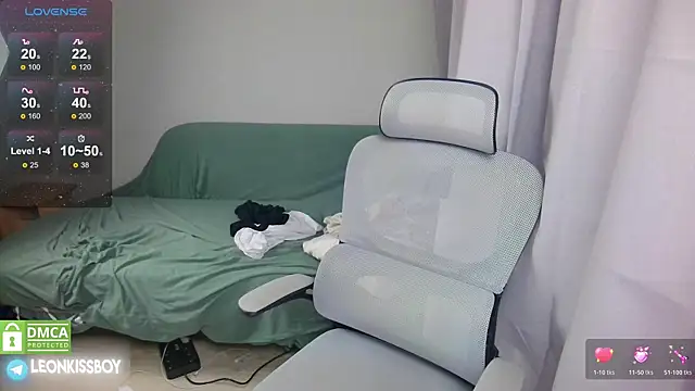 LeonBoykisser online show from April 2026 07:37:01 PM