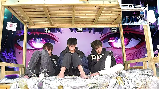 xiaohuangren01 online show from February 2026 01:56:01 AM