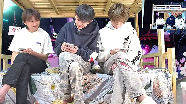 xiaohuangren01 online show from March 2026 03:35:02 AM