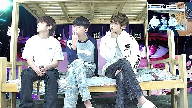 xiaohuangren01 online show from February 2026 12:33:02 AM