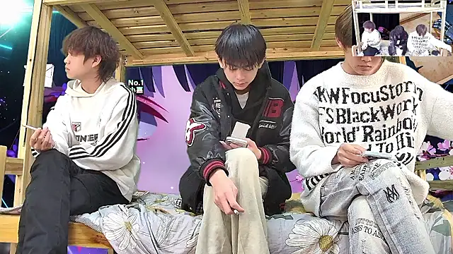 xiaohuangren01 online show from March 2026 03:34:01 AM