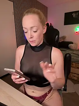 Snapshot of Lea-Kirsch chatting on June 2026 06:18:02 PM Lea-Kirsch online show from June 2026 06:18:02 PM