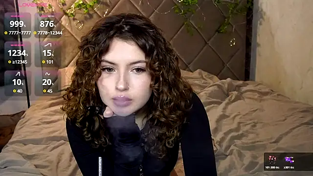 Snapshot of SueCurly chatting on February 2026 09:23:01 PM SueCurly online show from February 2026 09:23:01 PM