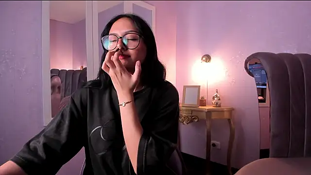 NiccolleHall online show from February 2026 01:34:01 PM