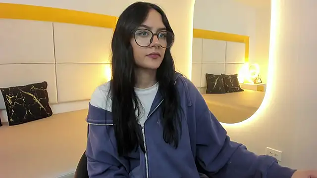 NiccolleHall online show from February 2026 02:06:02 PM