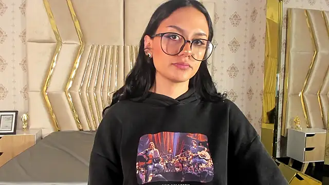 NiccolleHall online show from February 2026 01:33:02 PM