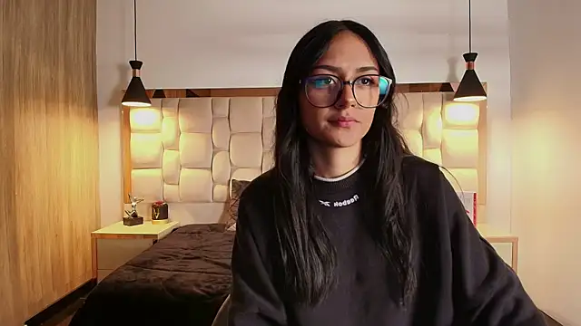 NiccolleHall online show from February 2026 01:33:02 PM