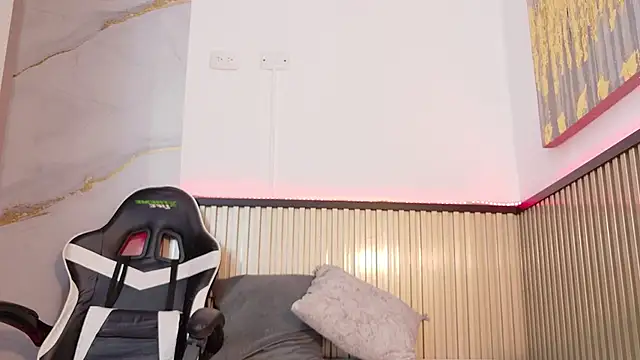 Scarlet Vixen  online show from February 2026 12:18:02 PM