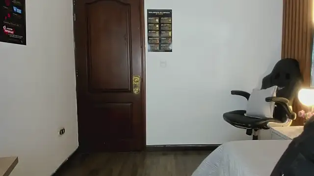 Ambarross  online show from April 2026 01:47:01 PM