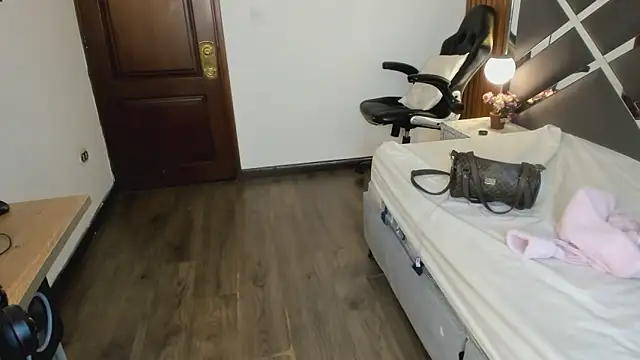 Ambarross  online show from April 2026 02:43:01 PM