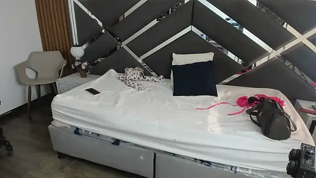 Ambarross  online show from April 2026 12:45:02 PM