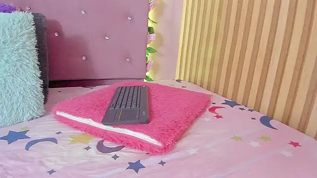 lovely  kiss   online show from April 2026 06:14:02 PM