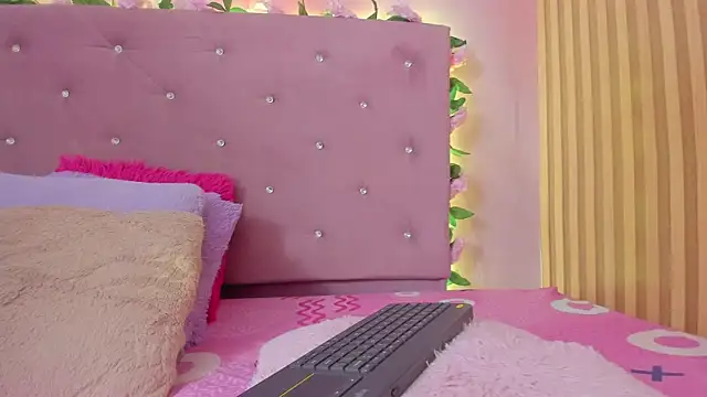 Snapshot of lovely__kiss__ chatting on June 2026 06:19:01 PM lovely kiss online show from June 2026 06:19:01 PM