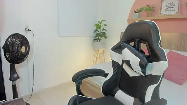 Snapshot of ivette_swan chatting on February 2026 12:23:02 PM ivette swan online show from February 2026 12:23:02 PM